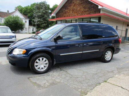 2006 CHRYSLER TOWN & COUNTRY WITH 65,000 ORIGINAL MILES. WHEELCHAIR /SCOOTER LIFT $ 8,900
