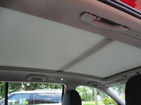 PANORAMIC SUNROOF WITH RETRACTABLE SUN SCREEN.